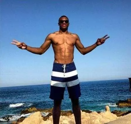 在发布会首 在发布会首